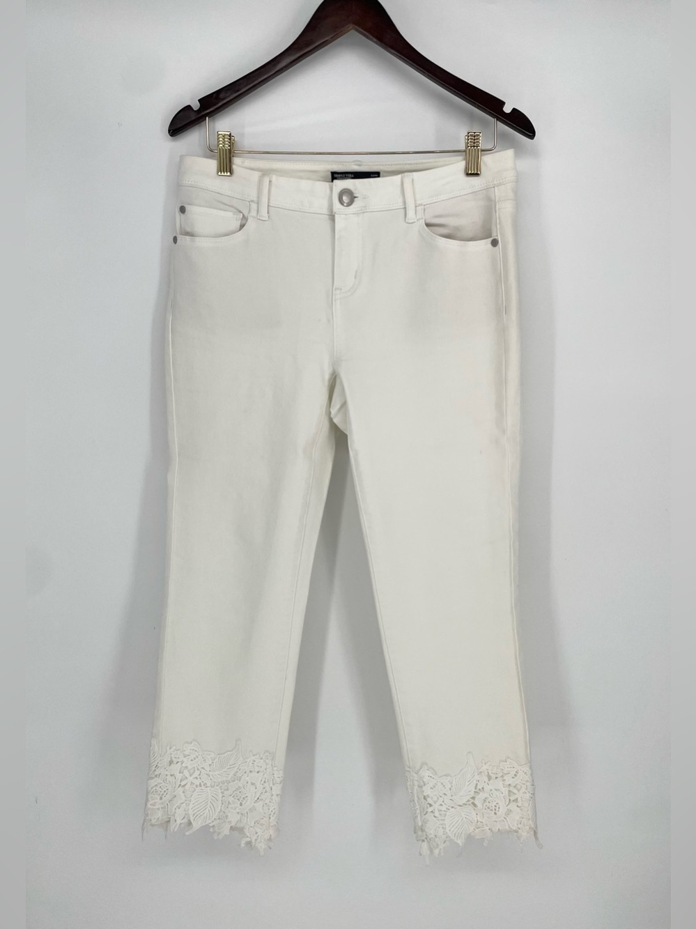Simply Vera Vera Wang White Capri Jeans With Crochet Lace Trim Ankle / Hem